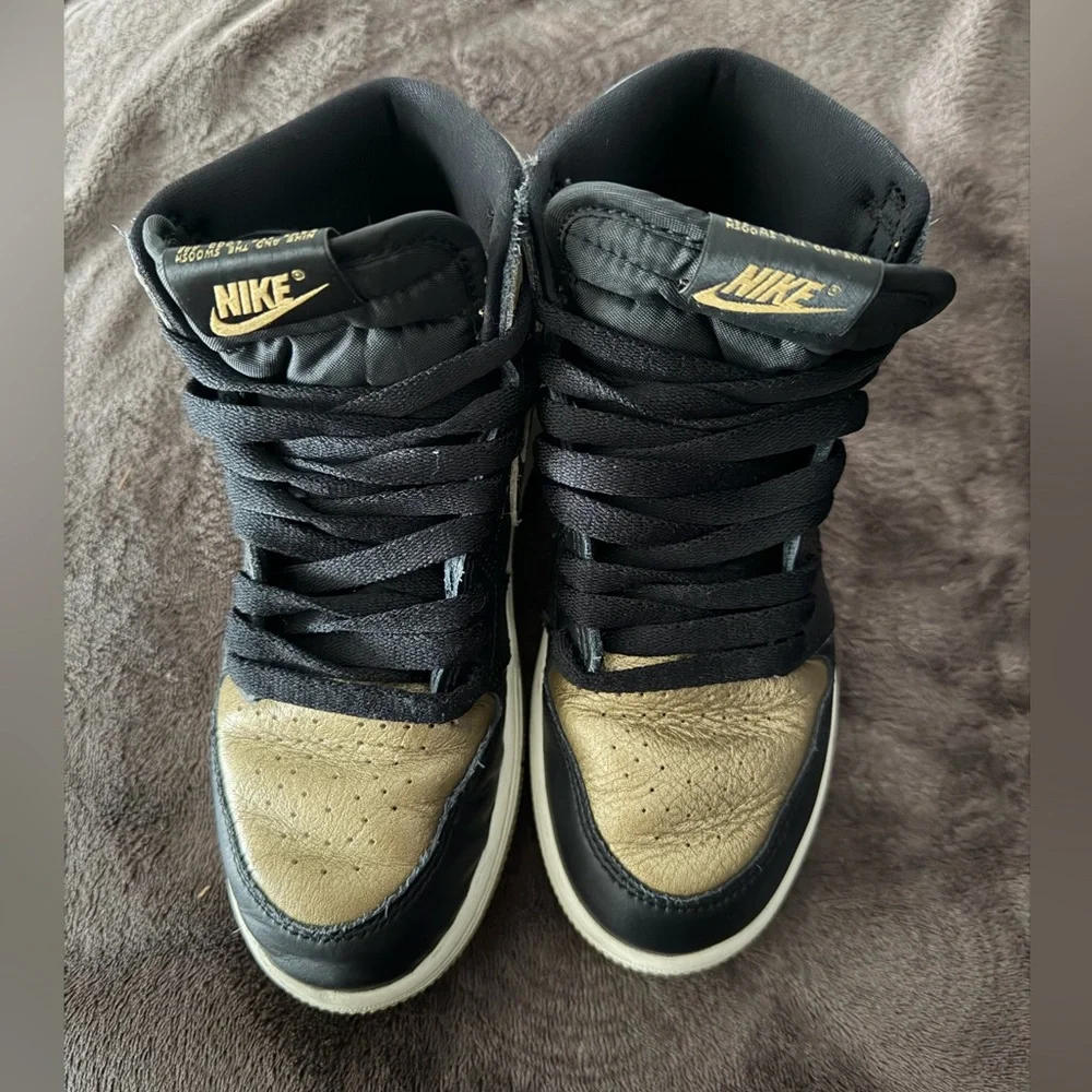 Nike Jordan 1 Retro High OG PS Boys Size 2Y Black/Gold